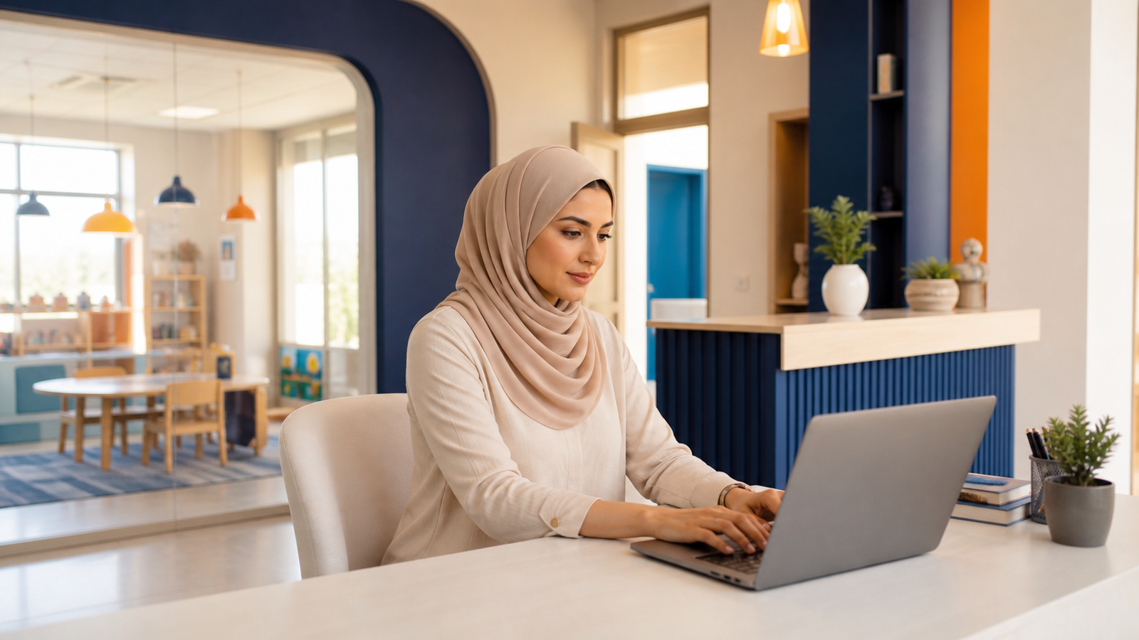موظفة محجبة تدير حضانة من اللابتوب